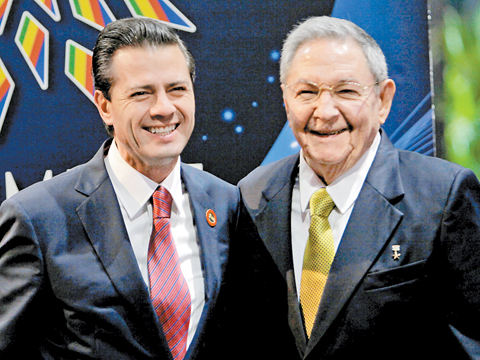 El presidente mexicano, Enrique Peña Nieto, y su par cubano ayer en la Celac. 