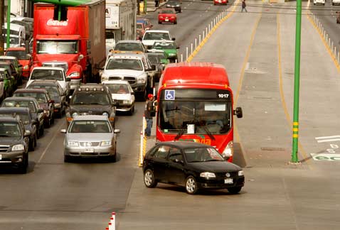 Carriles de Ecovía invadidos