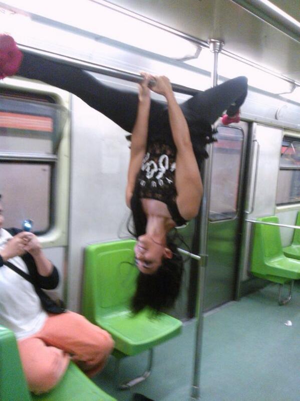 Chicas mostraron sus habilidades en el tubo del Metro.