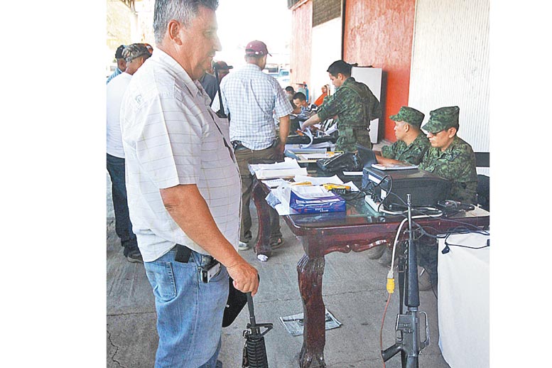 Militares registran las armas de 'autodefensas'.