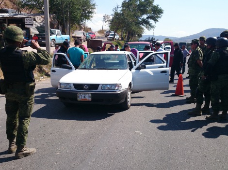 Militares revisan vehículos en Chilpancingo. 