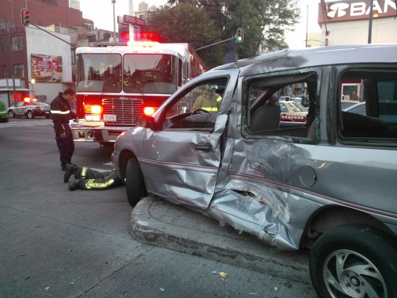 El percance se debió a que la camioneta intentó ganarle el paso al Metrobús