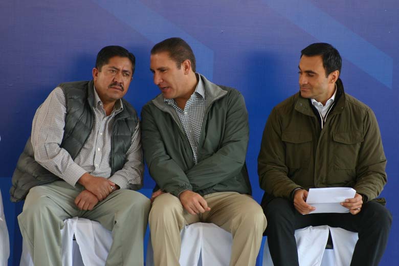 Rafael Moreno Valle inaugura obras de pavimentación en Teotlalcingo.