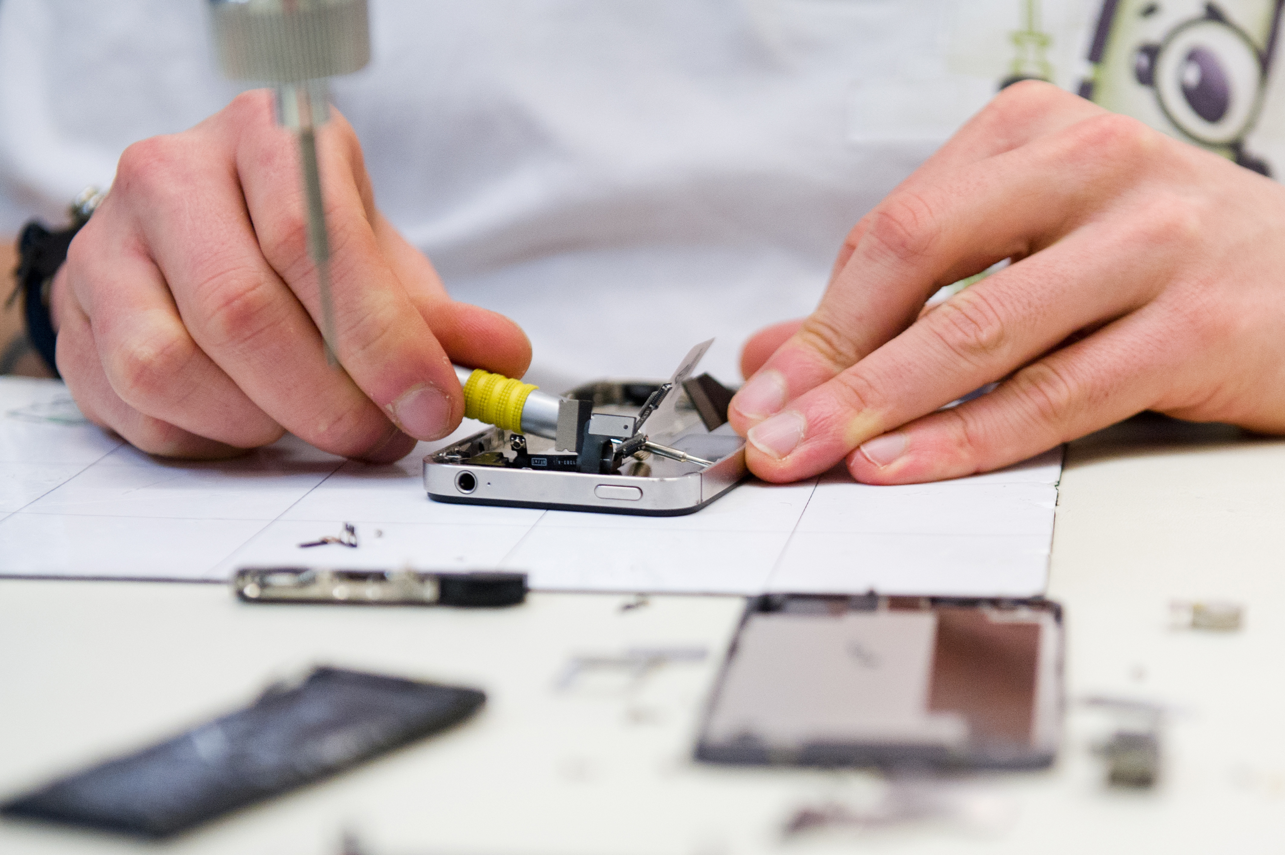 Para reparar un smartphone averiado se necesitan herramientas especiales.