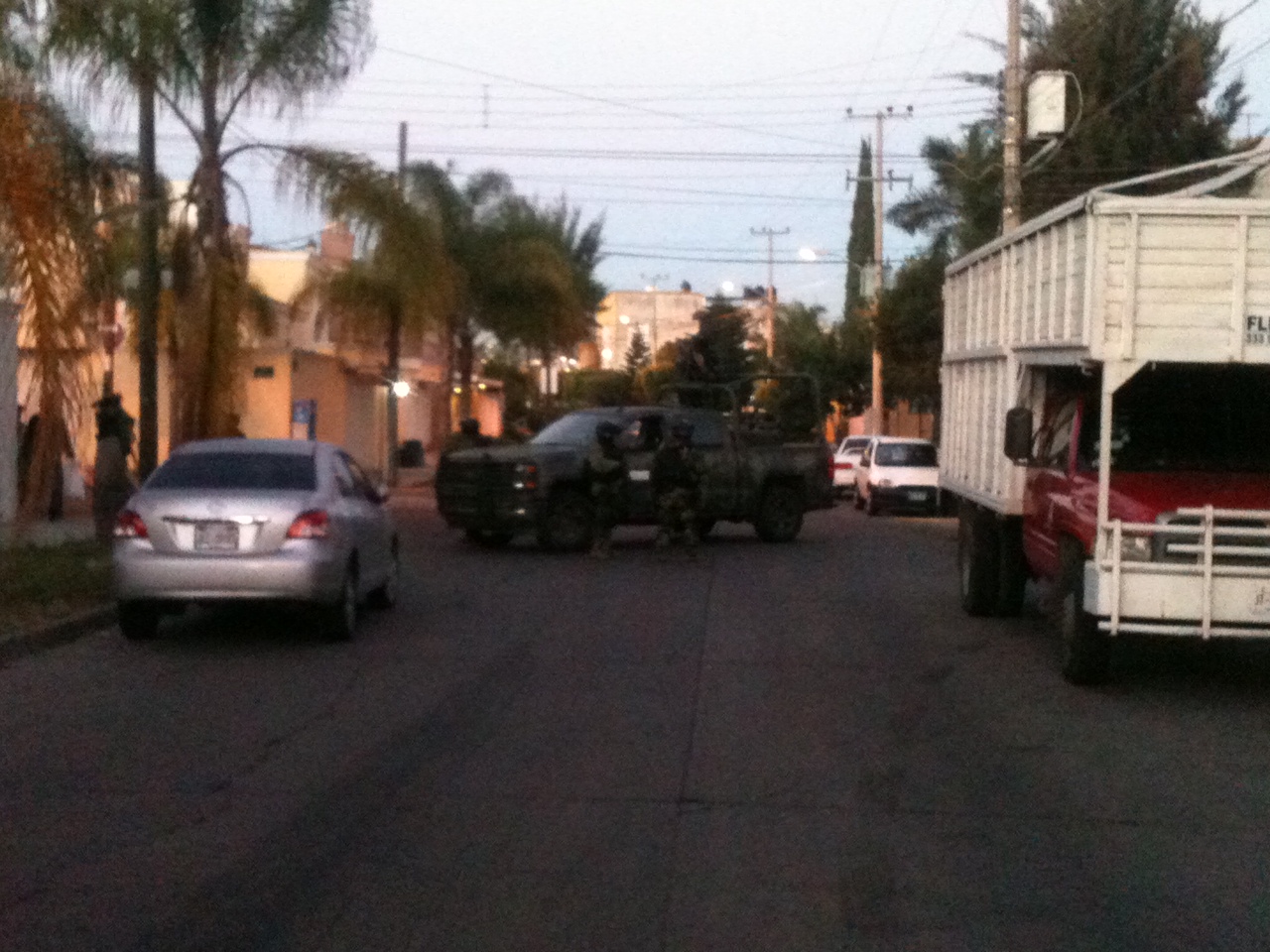 Un grupo de militares permanece en el lugar del operativo