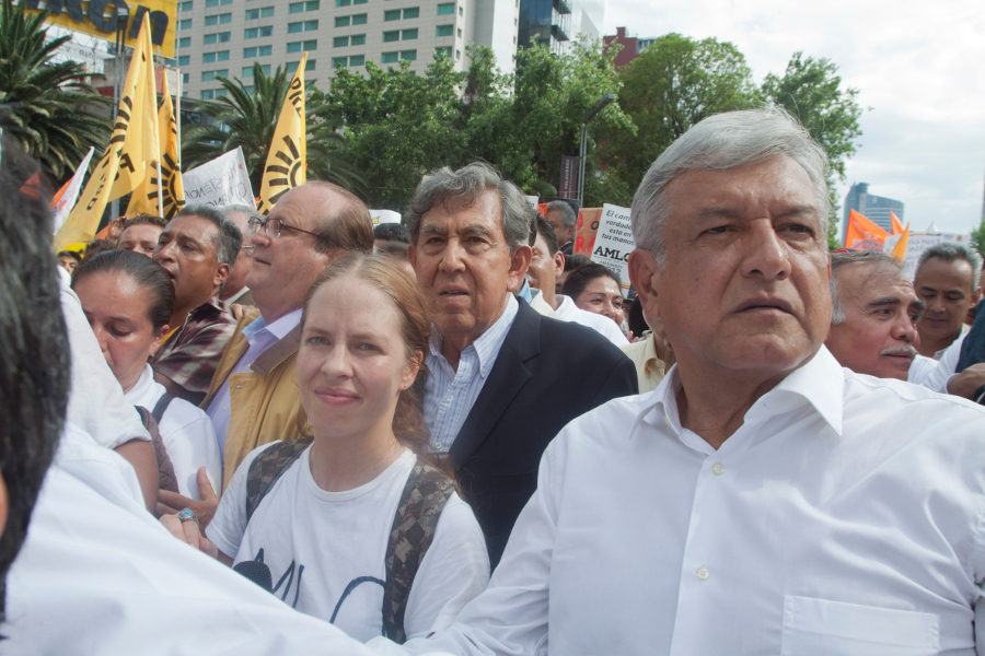 Andrés Manuel López Obrador, cuando era candidato a la Presidencia de la República por el PRD, PT y Convergencia, acompañado de Cuauhtémoc Cárdenas du