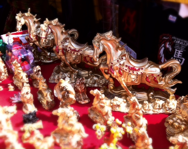 En el barrio chino de la Ciudad de México se pueden encontrar varías figuras de caballos que atraerán la suerte este año 