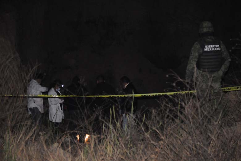 Levantamiento de los cuerpos hallados en límites de Puebla y Cuautlancingo.