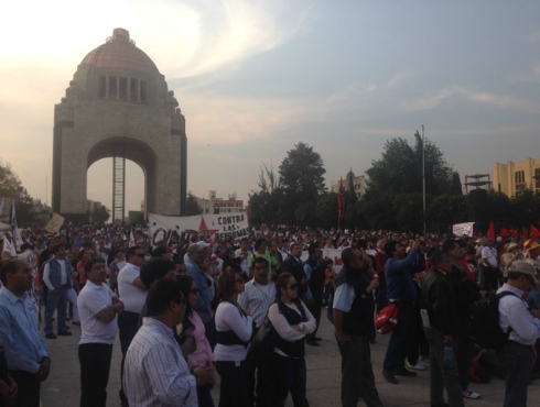 Manifestación alterna a la del PRD contra la reforma energética, la encabezan integrantes del Sindicato Mexicano de Electricistas en la explanada del 