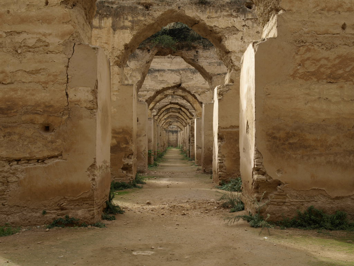 Mequínez conserva los restos de las caballerizas que mandó construir Mulay Ismail y que tenían capacidad para 12 mil caballos.