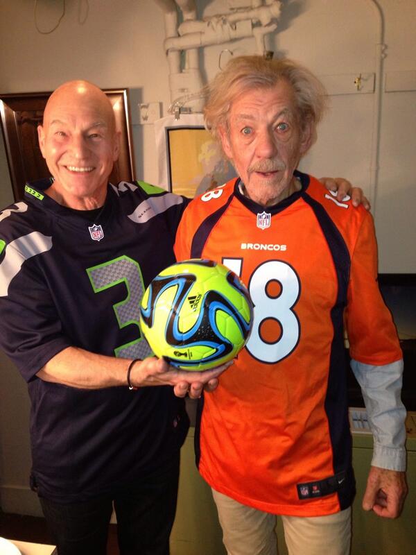 Patrick Stewart e Ian McKeller portan jerseys de los equipos que jugarán el Super Bowl XLVIII.