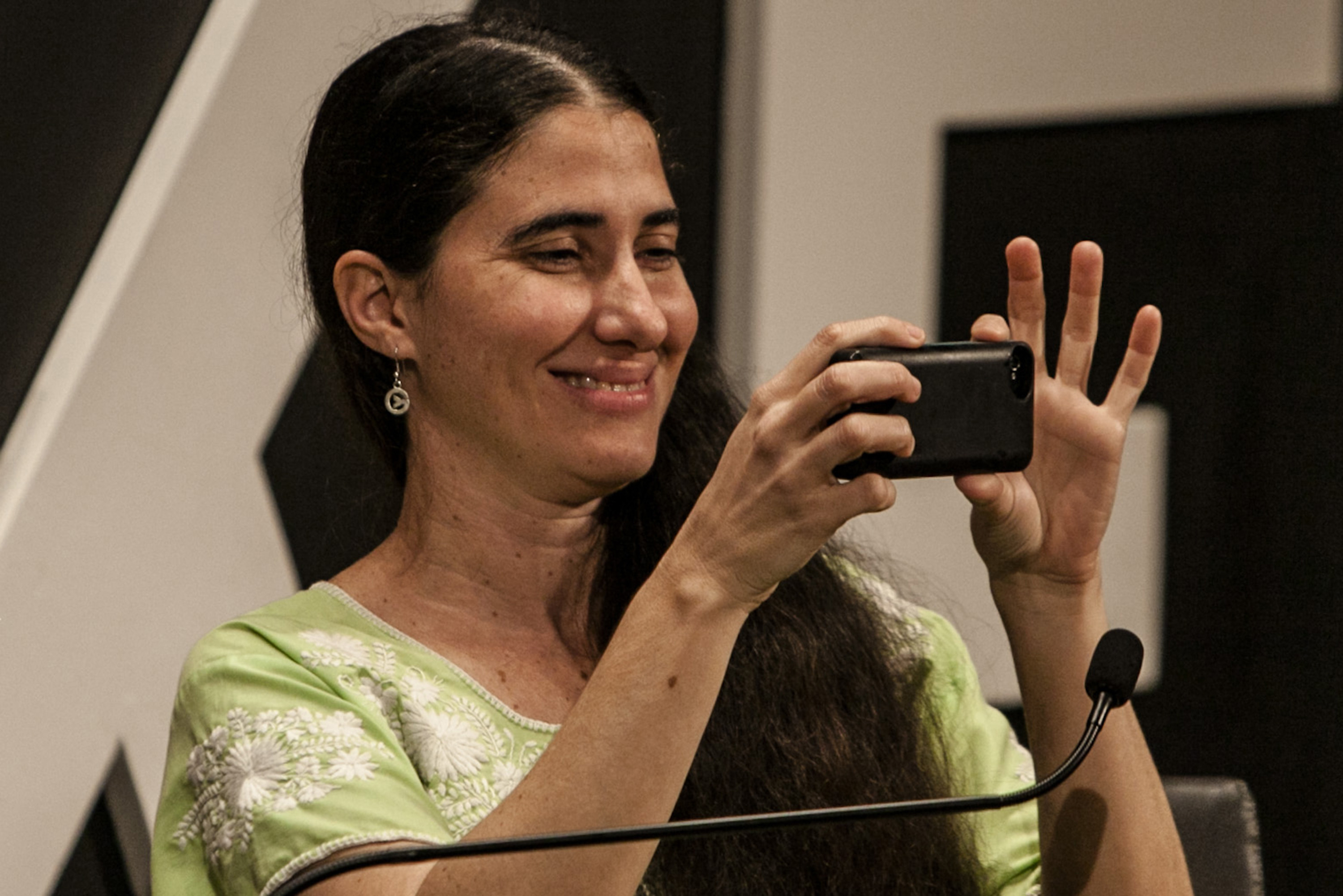 Yoani Sanchez toma una foto a la audiencia de Hay Festival, hoy en Cartagena de Indias