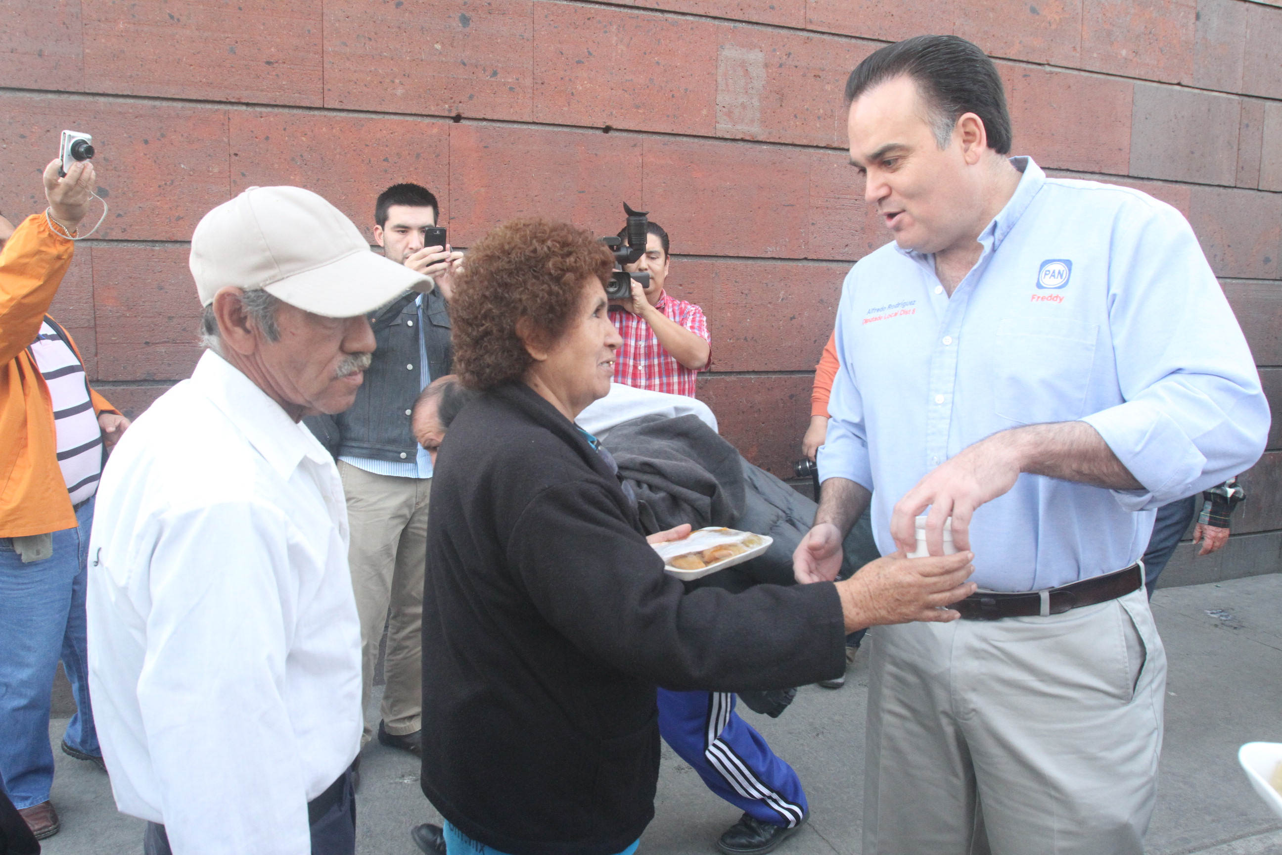 El diputado local del PAN, Alfredo Rodríguez Dávila, convivió con los pacientes. 