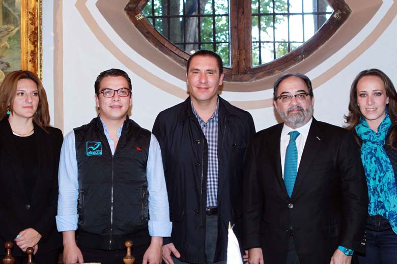 El gobernador Rafael Moreno Valle con integrantes del Partido Nueva Alianza.
