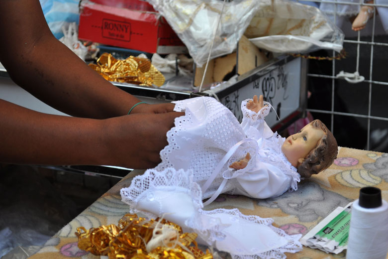 Negocios en el Centro Historico visten a los Niños Dios para el Día de la Candelaria.