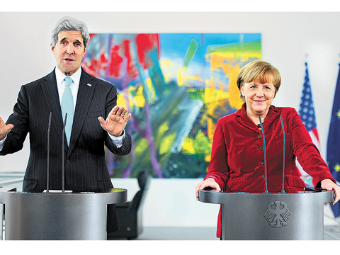 El secretario de Estado de EU, John Kerry, se entrevistó en Berlín con Angela Merkel para dirimir el tema sobre el espionaje a la mandataria. 