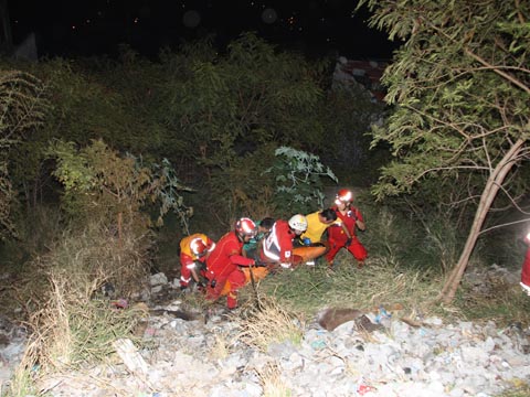 Junto con la ambulancia, llegaron unidades de Protección Civil del Estado y de Monterrey. 