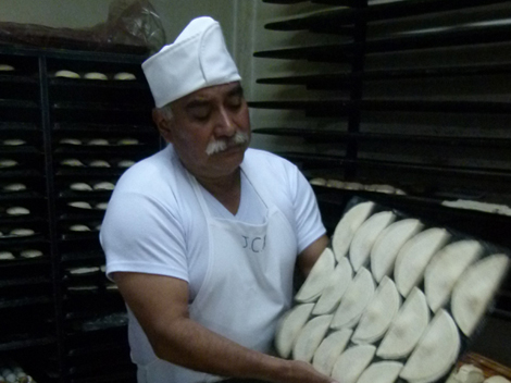 Don Juan y su familia se han mantenido unidos por décadas en su propio taller de pan, mismo que es comercializado en el Centro de Acaxochitlán con gra