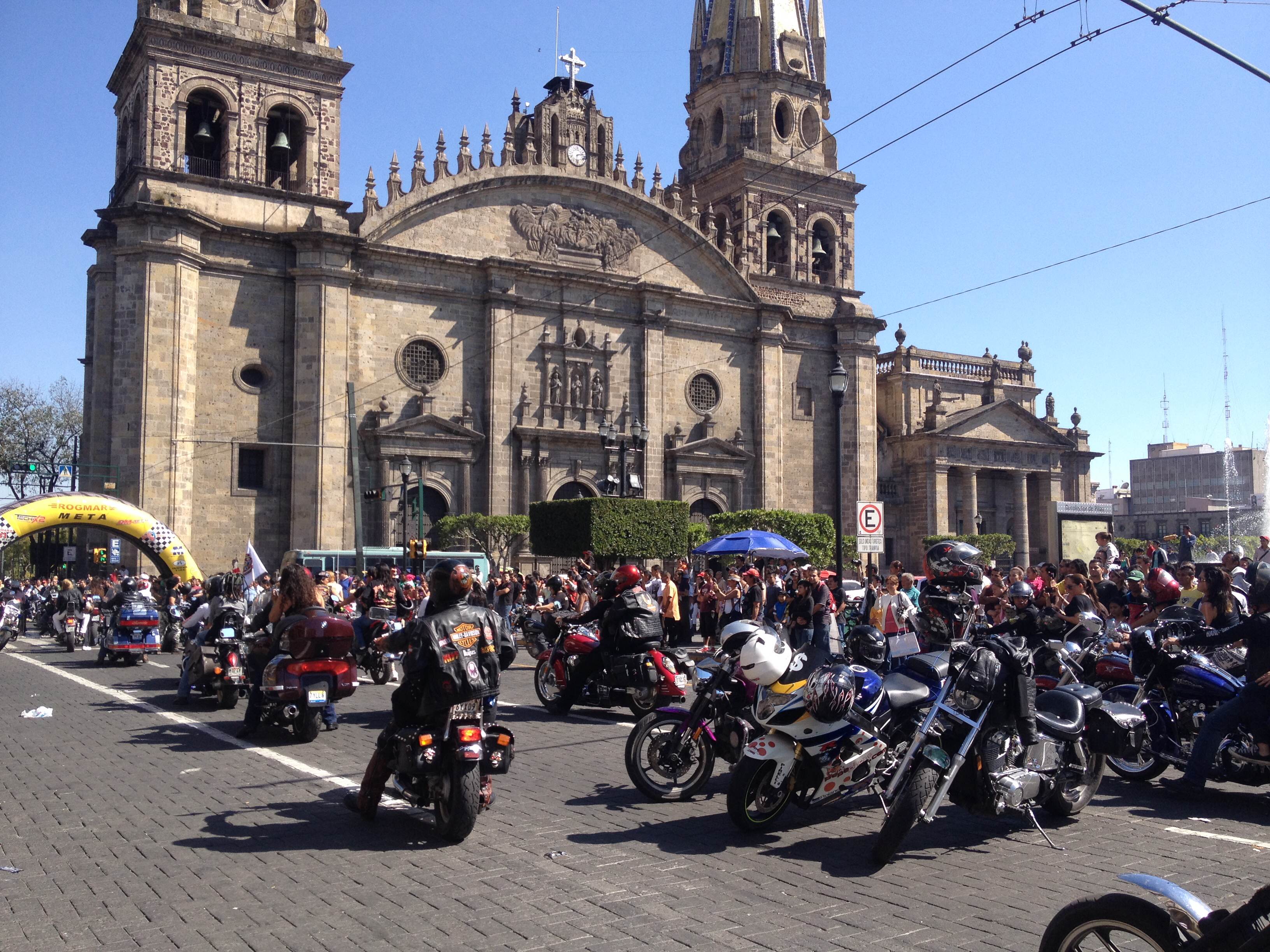 Integrantes de diversos motocubles asistieron a la toma de foto