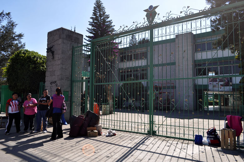 A un día de que comience el proceso de preinscripción en las escuelas, padres de familia hacen fila en busca de un lugar para sus hijos.