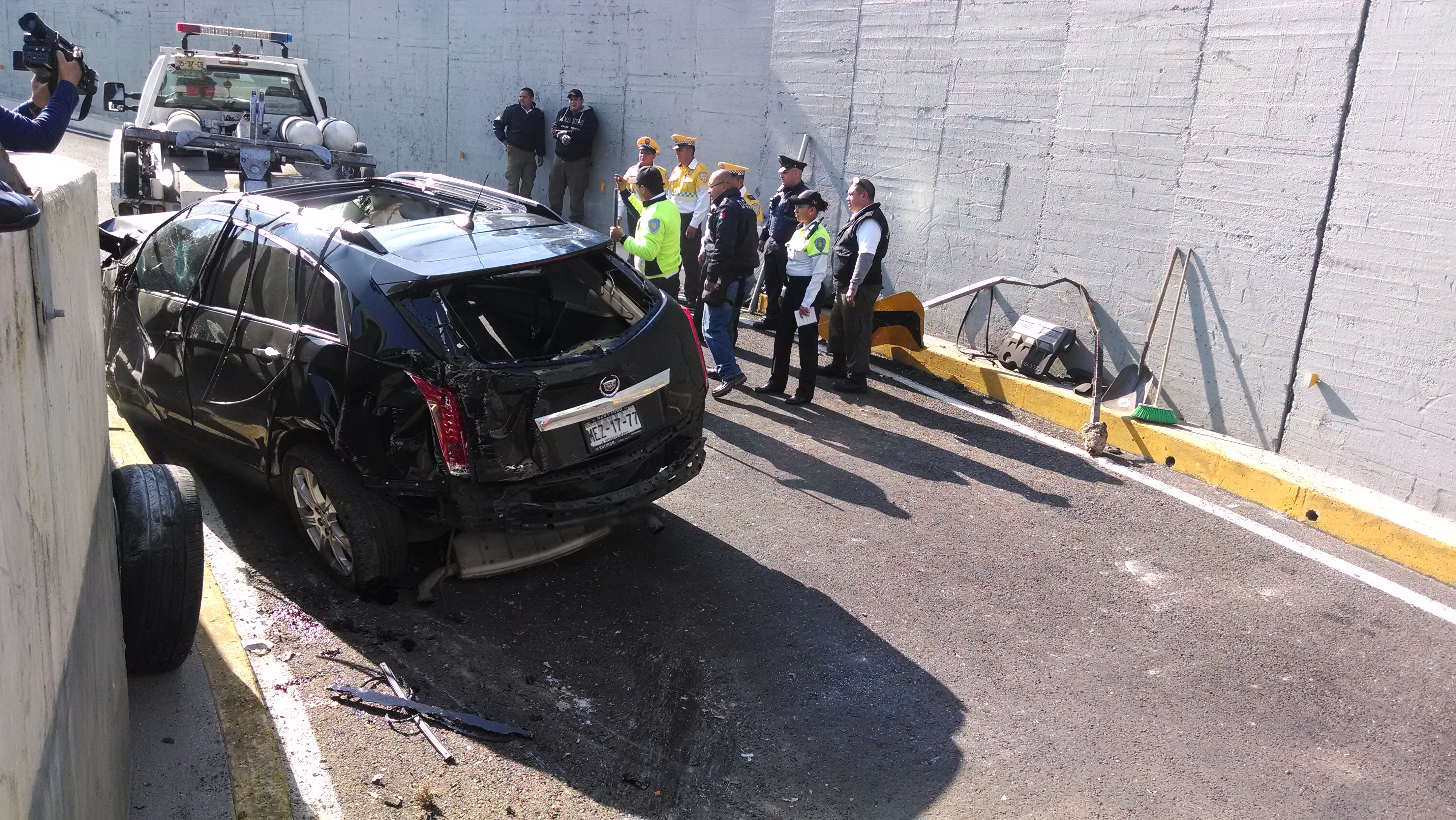 Camioneta 'vuela' en Reforma y Periférico- Grupo Milenio