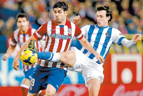 Diego Costa ante la marca de un rival 