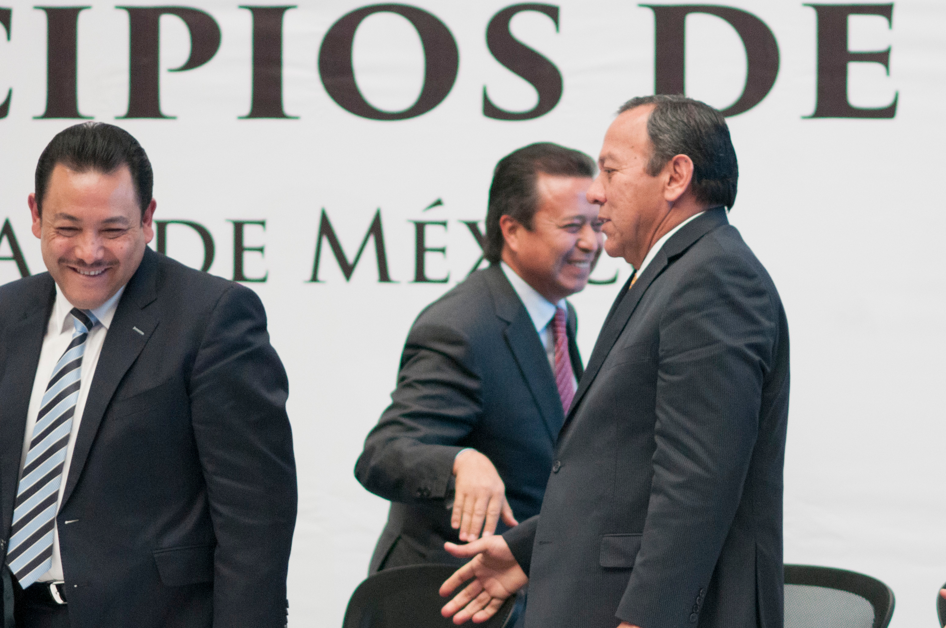 Héctor Serrano, secretario de Gobierno del DF; César Camacho, presidente nacional del PRI; y Jesús Zambrano, presidente nacional del PRD.
