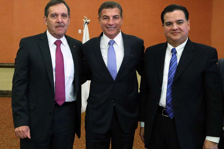 El alcalde electo con integrantes de la Canaco-Puebla.