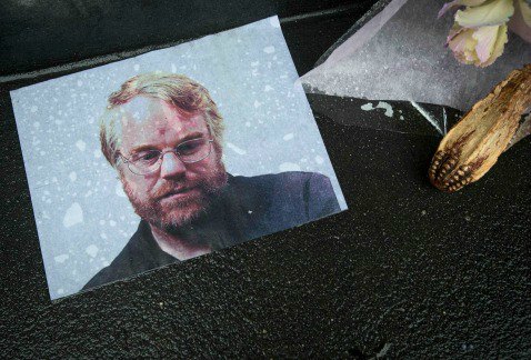 Una fotografía del actor Philip Seymour Hoffman es colocada en un momerial afuera del edificio en el que vivía en Nueva York.
