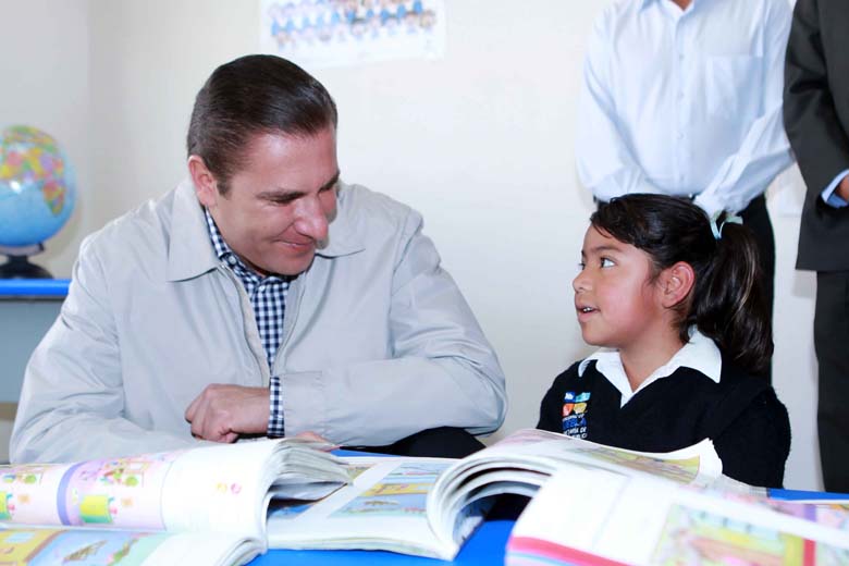 El gobernador Rafael Moreno Valle, en gira de trabajo por Cuautlancingo.
