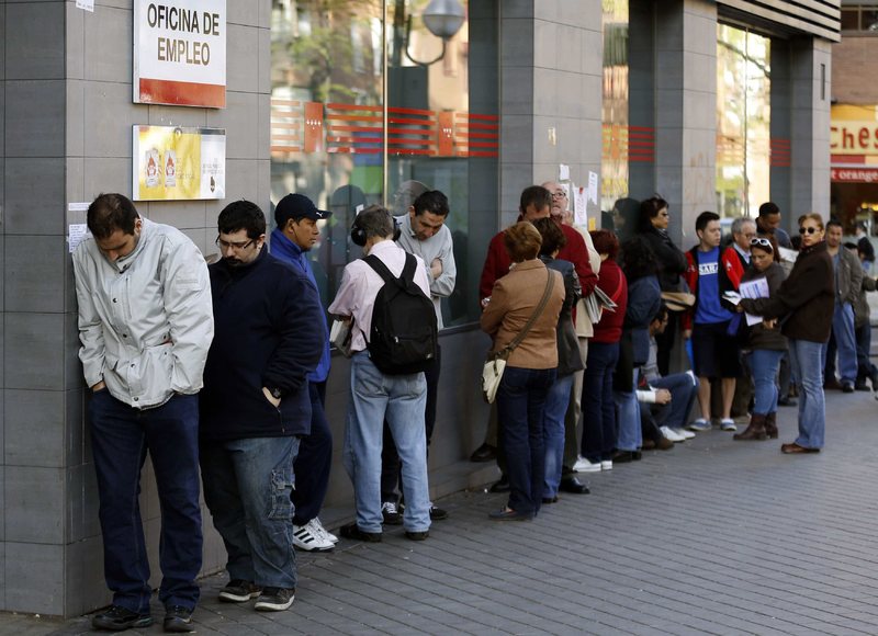 Largas filas en las oficinas de empelo en España 