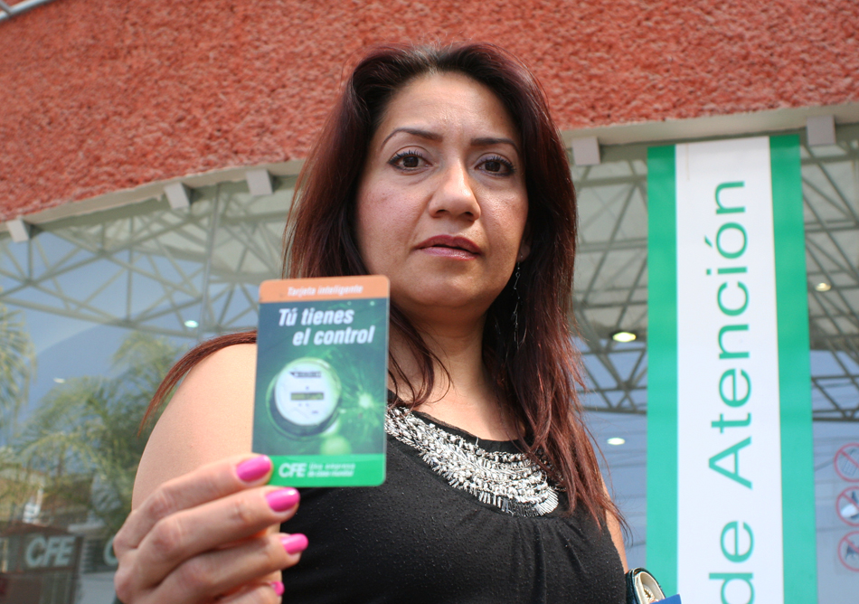 Lilia Moreno de la colonia Los Naranjos lamenta el aumento en su gasto en el servicio con el uso de la tarjeta.