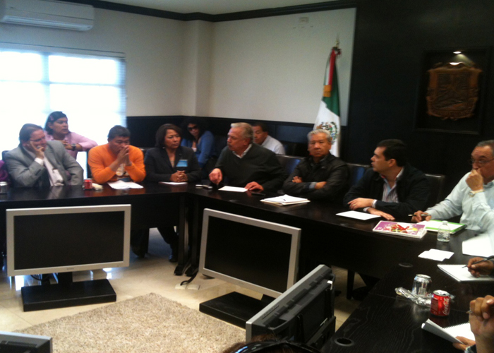 Maestros se encuentran en diálogo en el Congreso de Coahuila.