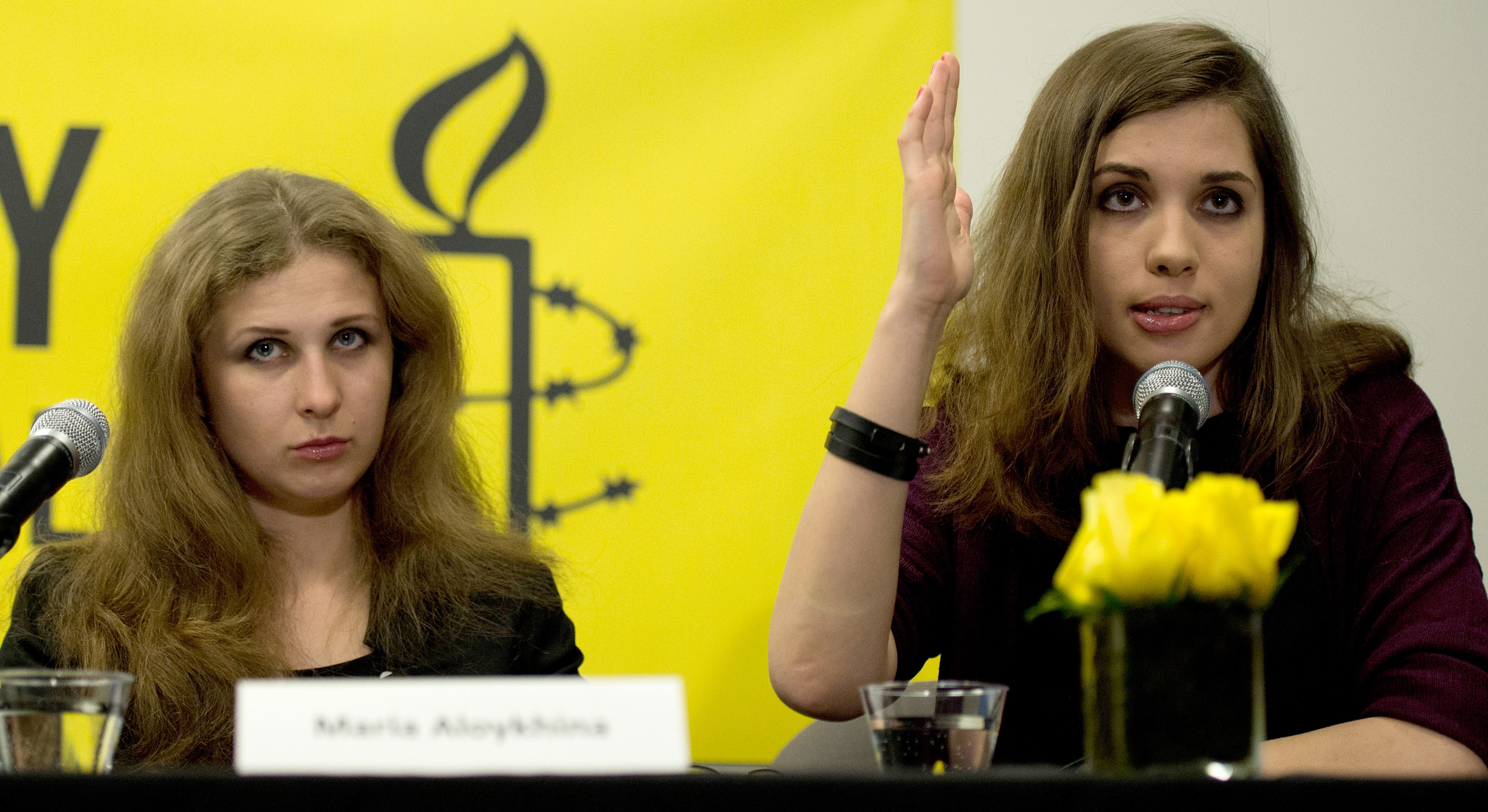 María Aliójina (i) y Nadezhda Tolokónnikova, de Pussy Riot, en la conferencia de prensa hoy en Nueva York