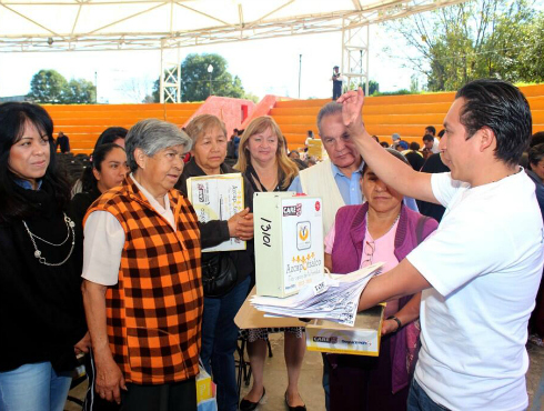 Personal de la delegación Azcapotzalco explica a habitantes de la zona el funcionamiento de las alarmas vecinales.