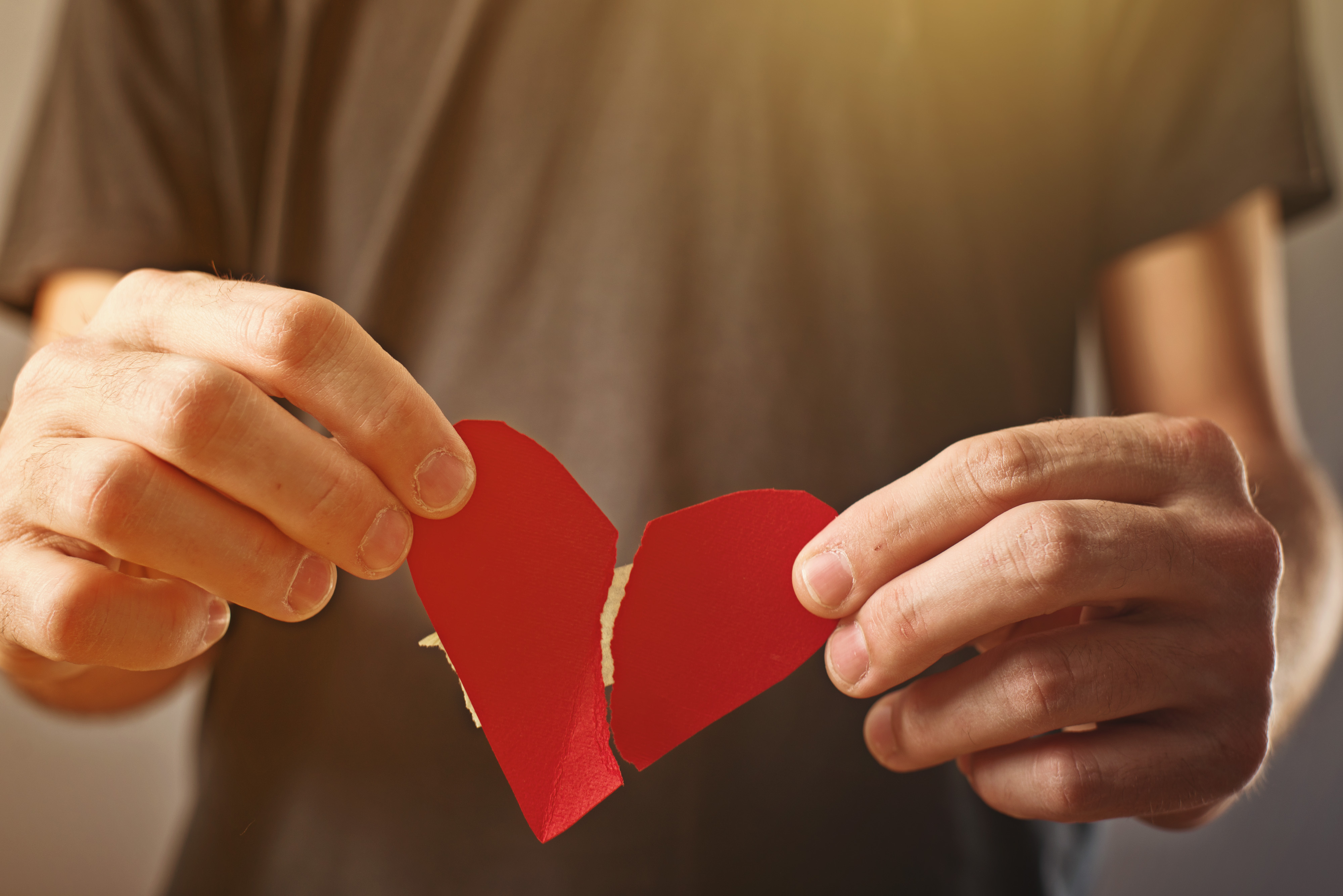Si te han roto el corazón, cuéntanos tu historia de desamor. El ganador obtendrá una membresía de @seisgrados.