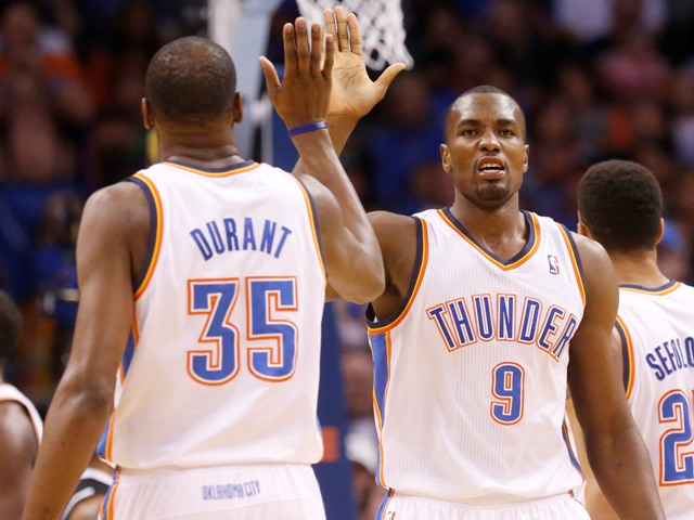 Serge Ibaka y Kevin Durant, jugadores del Thunder