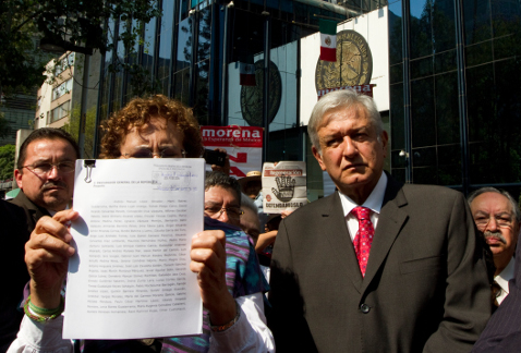 Andrés Manuel López Obrador al exterior de la Procuraduría General de la República.