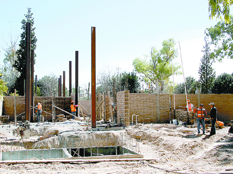 Se construye con materiales de la región como muros de adobe y aguas pluviales.