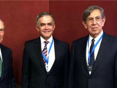 El jefe de Gobierno del Distrito Federal, Miguel Ángel Mancera, y el coordinador general de Asuntos Internacionales del GDF, Cuauhtémoc Cárdenas, en S