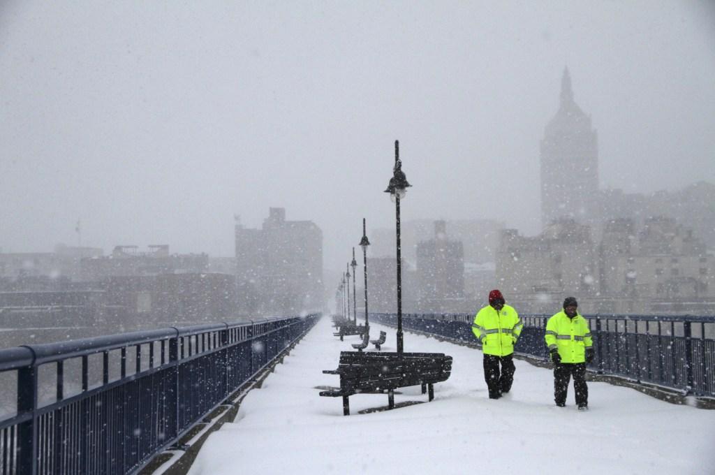 La tormenta provocó grandes acumulaciones de nieve en el puente Pont de Rennes.
