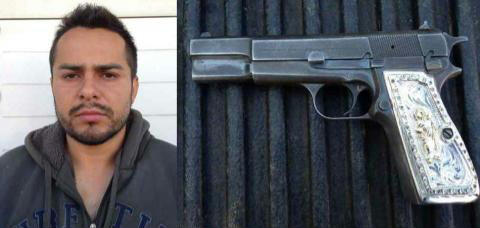 Al momento de su detención, los uniformados le aseguraron un cuerno de chivo, una pistola 9 milímetros con cachas de oro y plata, y un libro escrito p