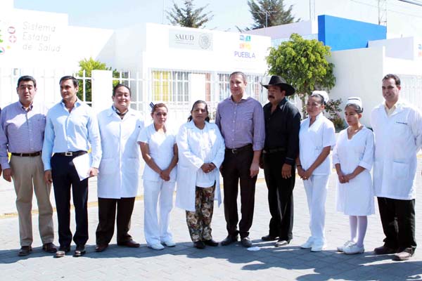 El gobernador puso en marcha cuatro centros de salud y una presa para retener agua.