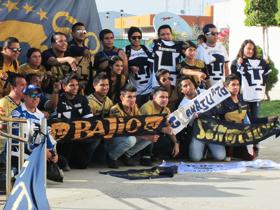 Aficionados recibieron a los Pumas con mantas.