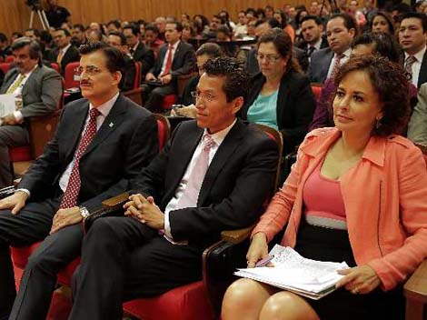 La procuradora de la defensa del contribuyente, junto al jefe del SAT y al rector de la UdeG