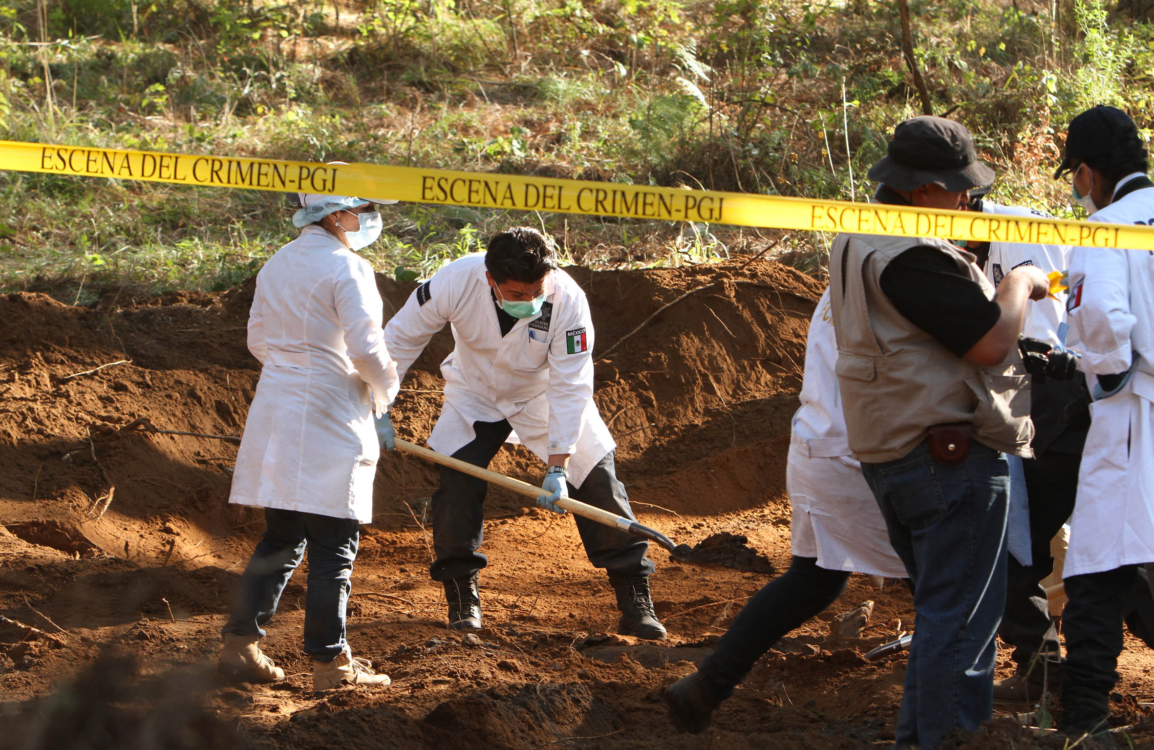La Procuraduría de Michoacán analiza los restos óseos encontrados en la fosa clandestina en Tingüindín, Michoacán