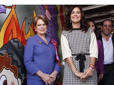 Virginia Sendel y Guadalupe Romero de Olvera, ayer durante la firma de convenio de colaboración.