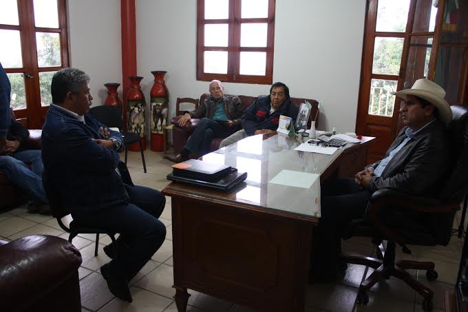 El alcalde Salvador Calles Ramírez, se reunión con representantes de una empresa especializada en el ramo.
