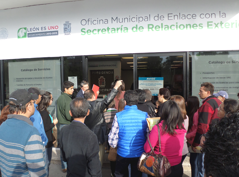 Desde muy temprano la gente se forma para adquirir este documento.