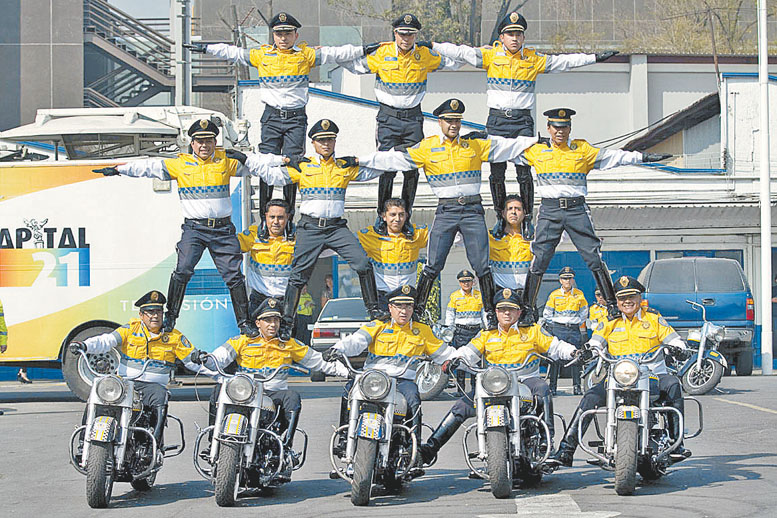 El grupo está conformado por 33 policías y un comandante, que practican a diario con las motocicletas.